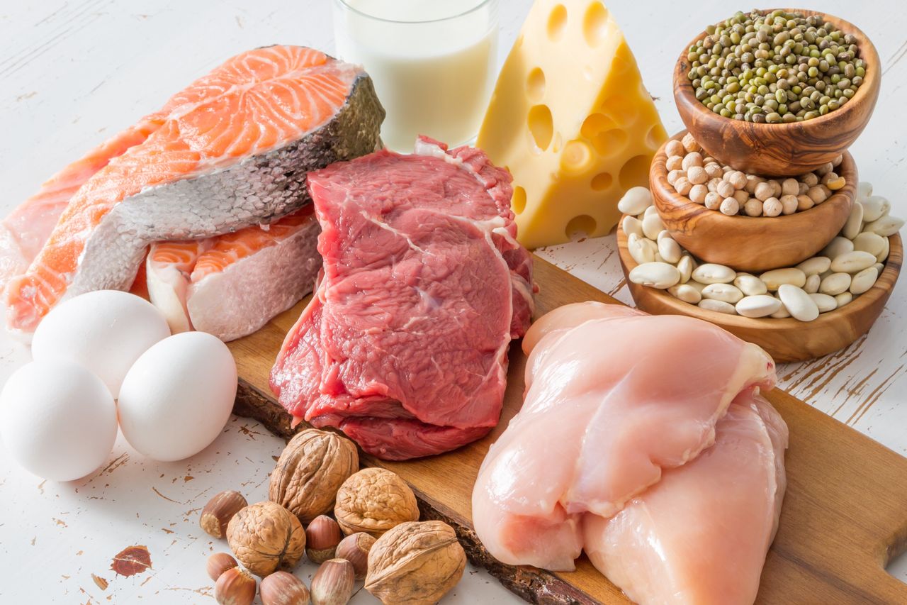 Proteinowe produkty opanowały sklepowe półki. Ile tak naprawdę powinieneś jeść białka?