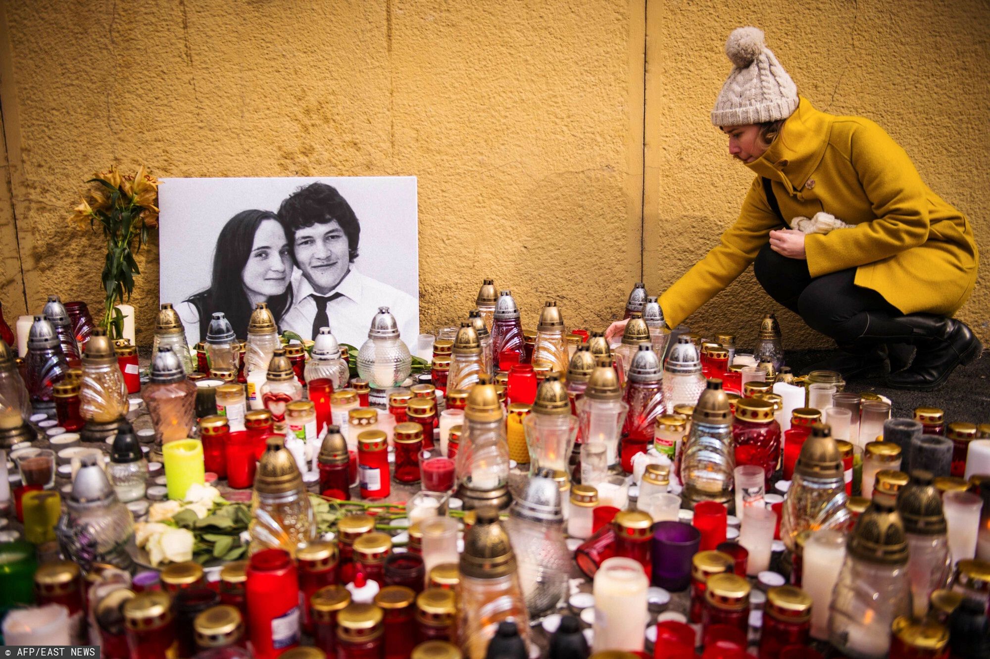 arch32
A woman places a candle in front of a portrait of Slovak investigative journalist Jan Kuciak and his girlfriend Martina Kusnirova in the center of Bratislava  on February 27, 2018.  The body of Jan Kuciak, a 27-year-old reporter for the aktuality.sk news portal owned by Axel Springer and Ringier, was discovered alongside that of Martina Kusnirova at their home in Velka Maca, 65 kilometres (40 miles) east of the Slovak capital Bratislava on February 26, 2018.  / AFP PHOTO / VLADIMIR SIMICEK
VLADIMIR SIMICEK