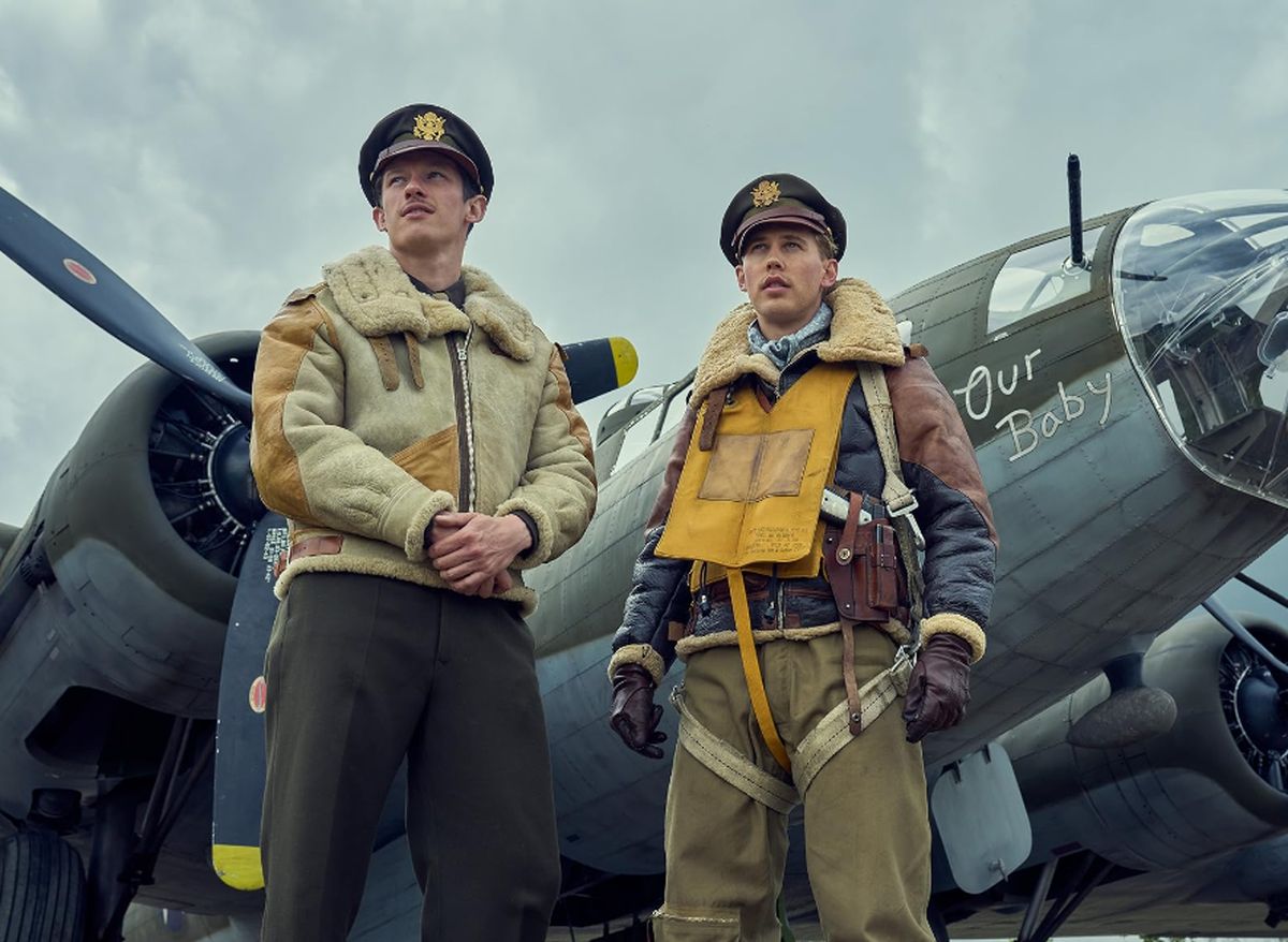 Austin Butler i Callum Turner w serialu "Władcy przestworzy"