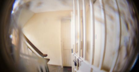 Spojrzała przez judasza i osłupiała. Para robiła to na klatce schodowej