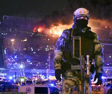 Strzelanina na przedmieściach Rosji. Budynek cały w ogniu