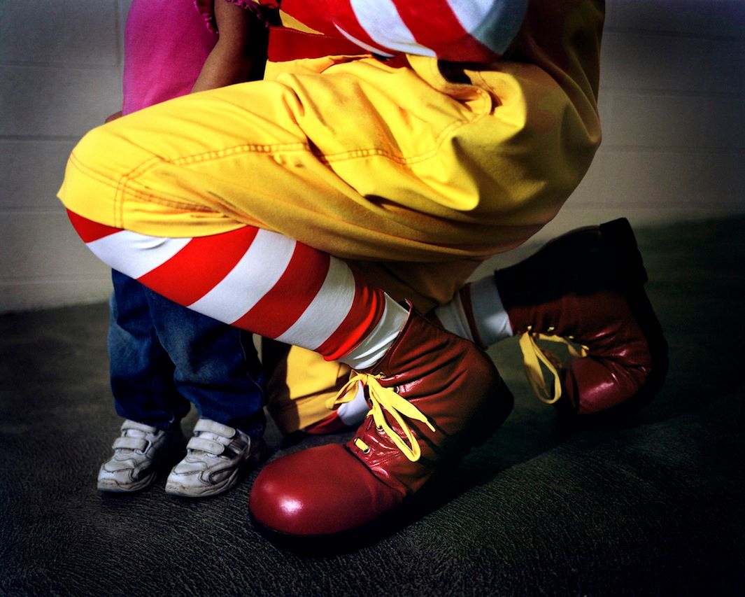 Ronald McDonald pozuje do zdjęcia z małą dziewczynką. Ohio, 2005