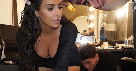 Makijażysta maluje PUPĘ Kim Kardashian! "To trudna praca" (FOTO)