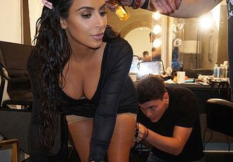 Makijażysta maluje PUPĘ Kim Kardashian! "To trudna praca" (FOTO)