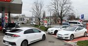 Kolejki, zastawianie stacji i odpinanie aut. W dwa dni spotkałem się z ciemną stroną elektryków