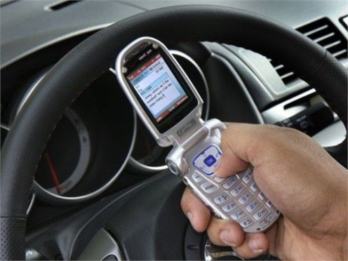 Pisanie SMS-ów podczas jazdy bardziej niebezpieczne niż rozmawianie przez telefon