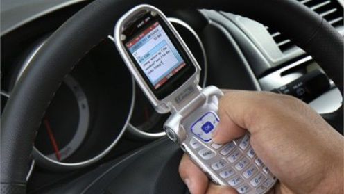 Pisanie SMS-ów podczas jazdy bardziej niebezpieczne niż rozmawianie przez telefon 1