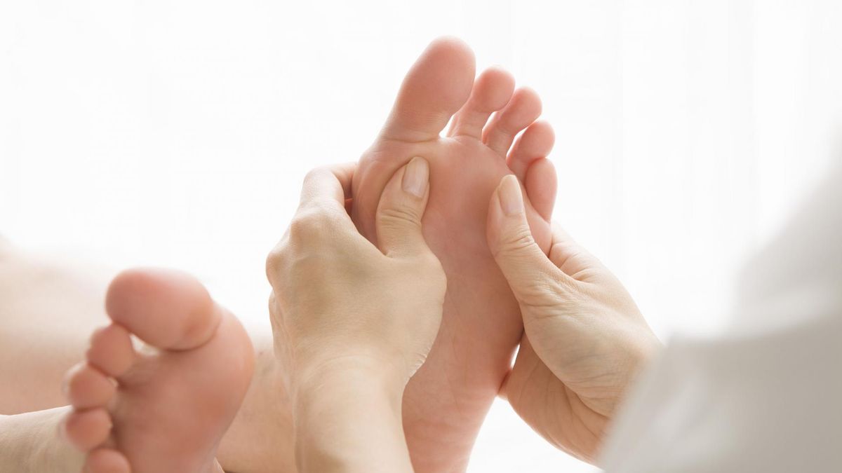 Ból stopy w przypadku nerwiaka Mortona nasila się podczas chodzenia.