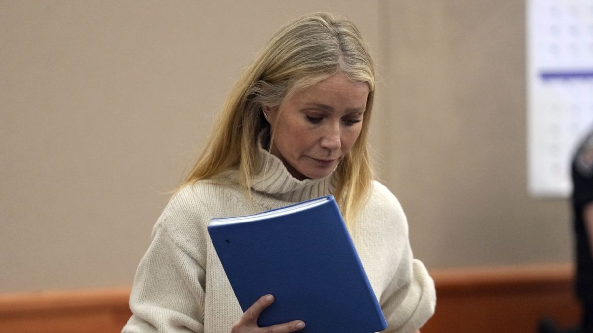Actor Gwyneth Paltrow exits a courtroom, where she is accused in a lawsuit of crashing into a skier during a 2016 family ski vacation, leaving him with brain damage and four broken ribs in Park City, Utah, USA, 21 March 2023. Terry Sanderson claims that the actor-turned-lifestyle influencer was cruising down the slopes so recklessly that they violently collided, leaving him on the ground as she and her entourage continued their descent down Deer Valley Resort, a skiers-only mountain known for its groomed runs, aprĂ¨s-ski champagne yurts and posh clientele. EPA/Rick Bowmer / POOL Dostawca: PAP/EPA.