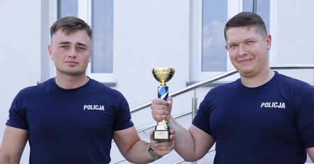 Samochód osunął się z drogi i zawisł. Podziękowania dla policjantów za pomoc podróżującym