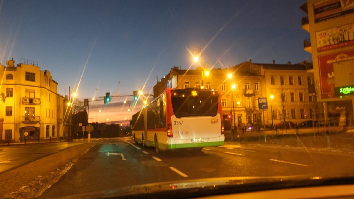 Autobus linii nr 55 jadący objazdem przez ul. Mościckiego