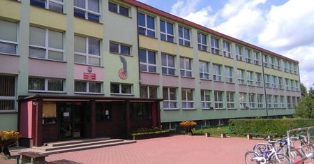 Szokujące sceny przed szkołą w Kielcach. Dyrekcja ostrzega rodziców