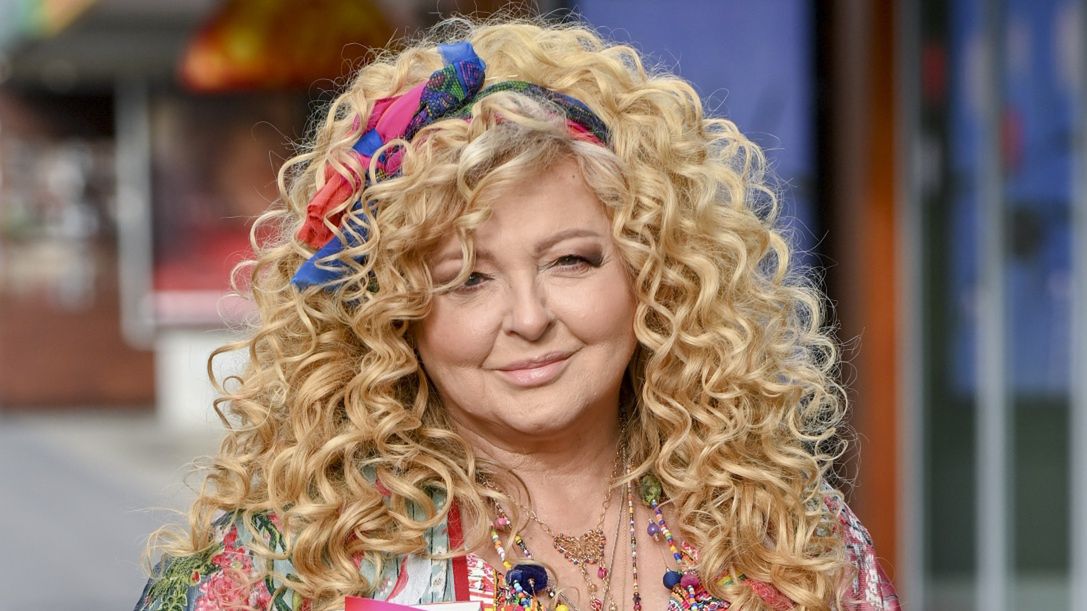 scena z: Magda Gessler, SK:, , fot. AKPAGwiazdy DDTVN, Gwiazdy DDTVN - niedziela, listopad 2021, kobieta, opaska, wisiorki, wisiorki na szyi, Magda Gessler