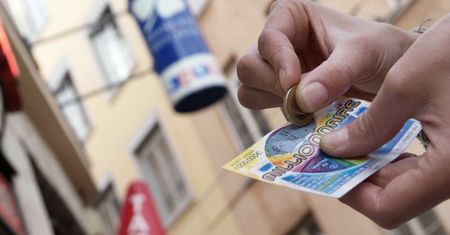Włochy. Ukradł klientce zwycięską zdrapkę. Policja zatrzymała go na lotnisku