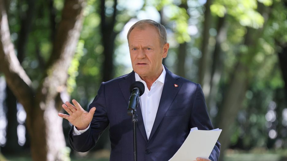 Warszawa, 13.08.2024. Premier Donald Tusk podczas konferencji prasowej po posiedzeniu rządu przed siedzibą KPRM w Warszawie, 13 bm. (ad) PAP/Paweł Supernak