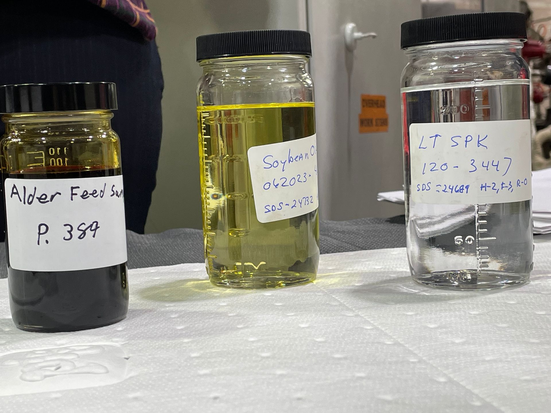 Od lewej: olej z olchy paszowej (biomasa) i olej sojowy, czyli niektóre z surowców wykorzystywanych do produkcji SAF. Po prawej jeden z produktów: syntentyczna nafta