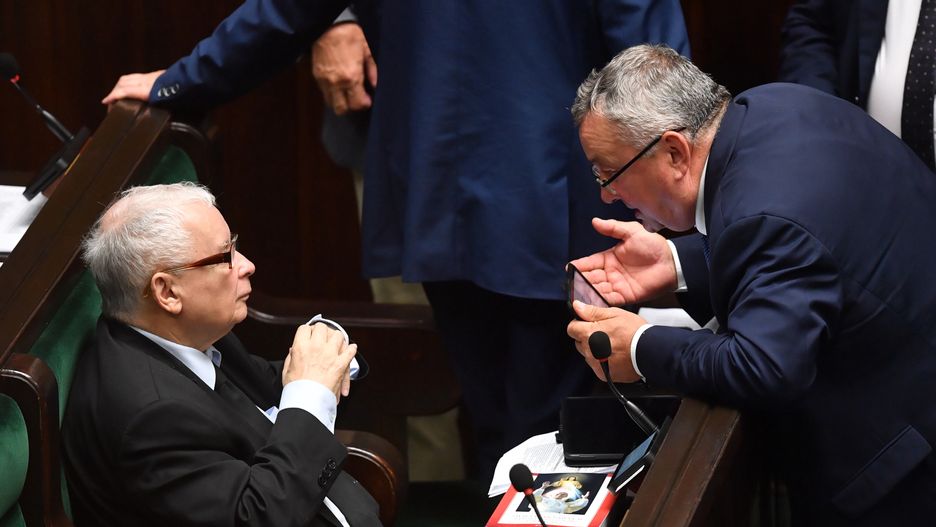 Jaros�aw Kaczy�ski, Andrzej Adamczyk
Warszawa, 22.07.2022. Prezes PiS Jaros�aw Kaczy�ski (L) i minister infrastruktury Andrzej Adamczyk (P) na sali obrad Sejmu w Warszawie w trzecim dniu posiedzenia, 22 bm. Sejm wybra� troje cz�onk�w Rady Medi�w Narodowych. (jm) PAP/Radek Pietruszka
Radek Pietruszka
9  9., IX, kadencja, kadencji, plenarna, polityk polityka, posiedzenie, sejm, sejmu