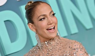 Jennifer Lopez na czerwonym dywanie. Zaprezentowała wdzięki w całej okazałości