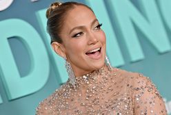 Jennifer Lopez na czerwonym dywanie. Zaprezentowała wdzięki w całej okazałości