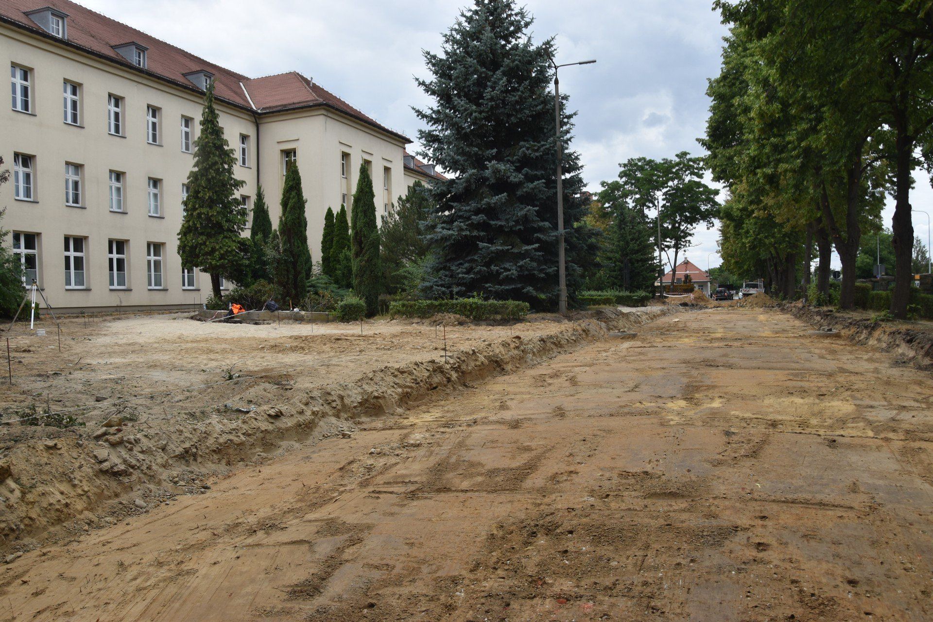 Rozkopali teren przed wejściem