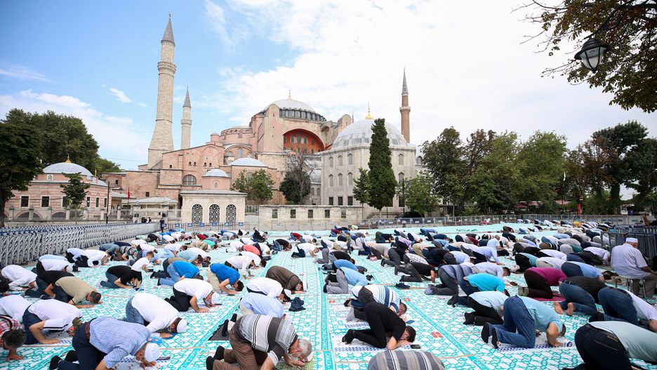 Koronawirus. Turcja. 350 tys. osób na pierwszej modlitwie w Hagii Sophii. Ekspert  wprost: trzy tysiące zakażonych (Photo by Muhammed Enes Yildirim/Anadolu Agency via Getty Images)