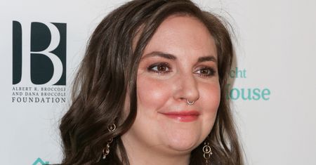 Naturalna Lena Dunham chwali się sylwetką, prezentując kolekcję kostiumów kąpielowych (ZDJĘCIA)