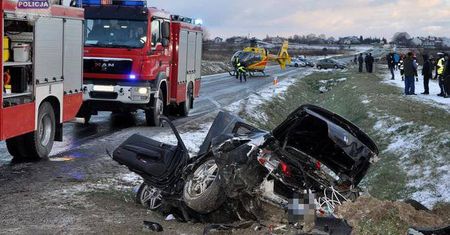 Kraśnik: Stracił panowanie nad samochodem i uderzył w przepust. Dwie osoby trafił do szpitala
