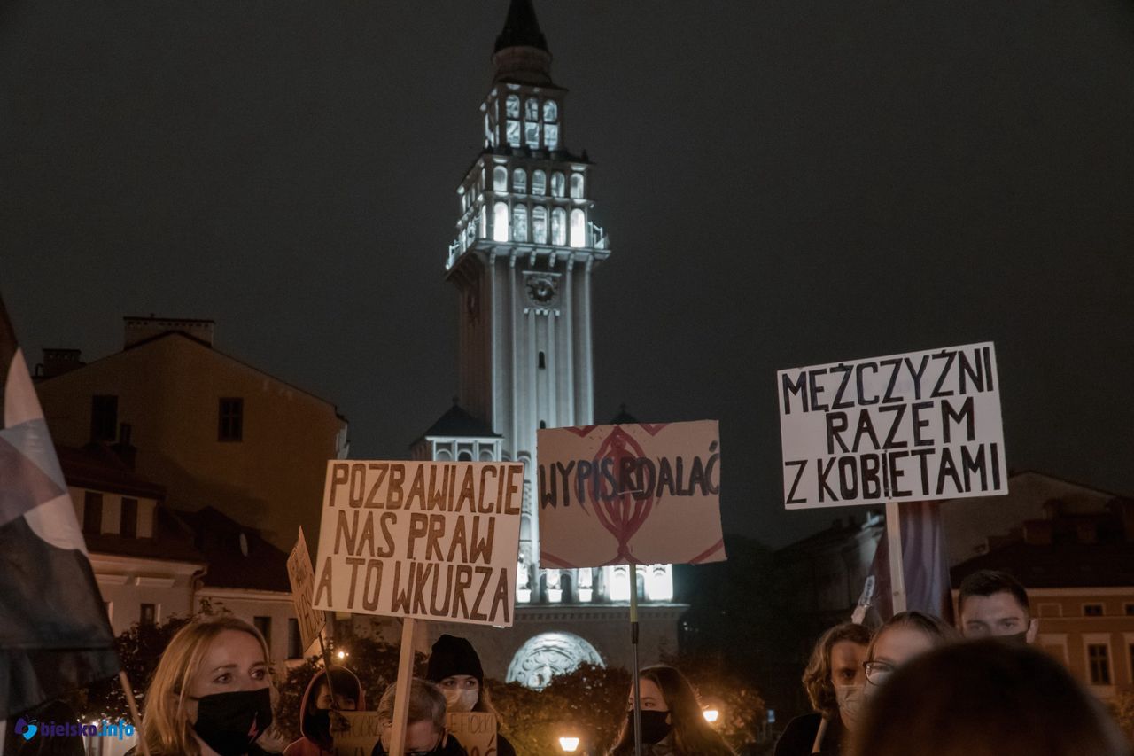 Protesty w Polsce. Bielsko-Biała. Wierni bronili wejścia do katedry