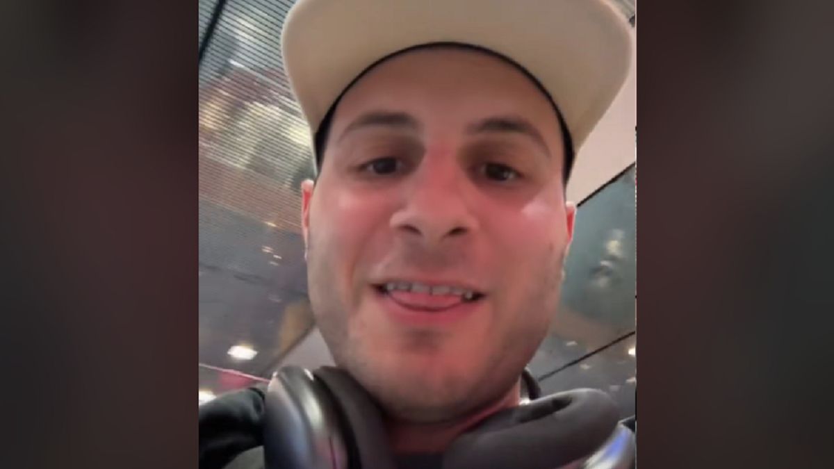 Filmik hitem sieci. Mówi o najgorszym nawyku pasażerów w samolocie. 