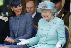 Księżna Kate oddała symboliczny hołd zmarłej królowej. Założyła szczególny dodatek do kreacji