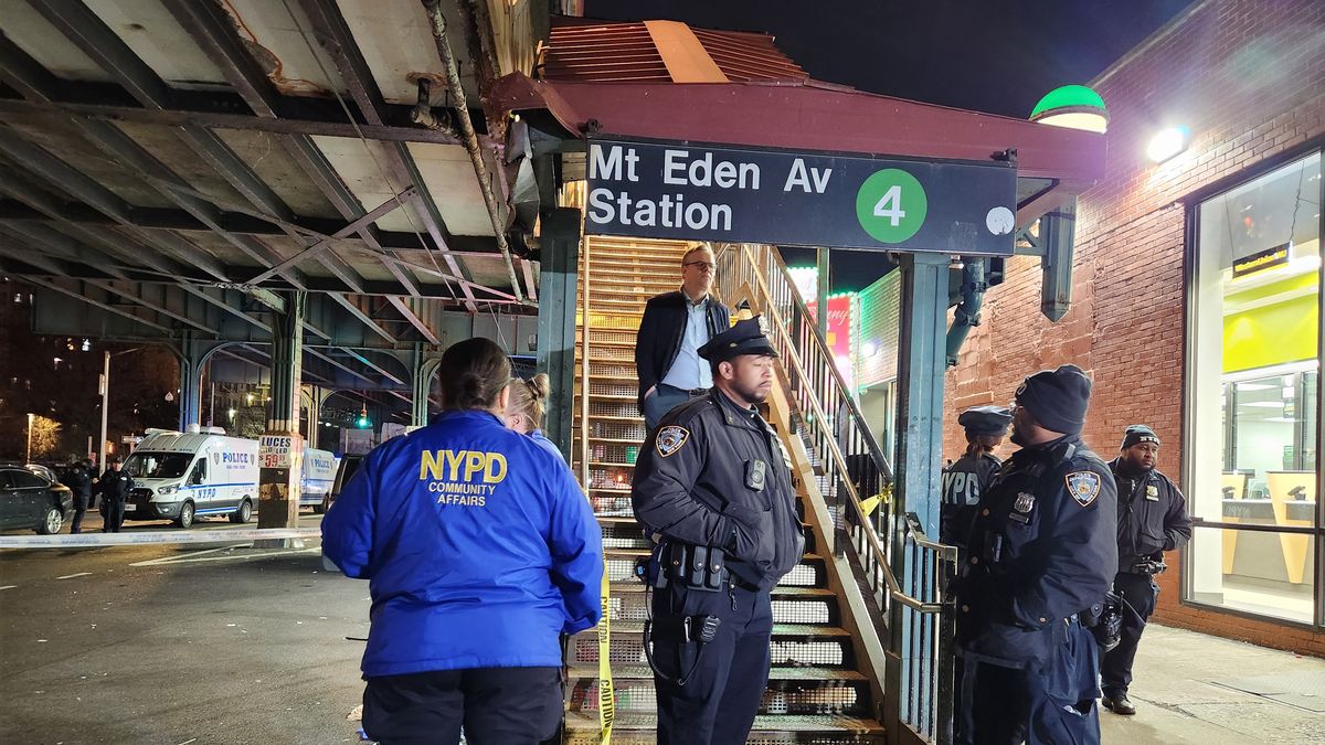 Members of the New York Police Department secure the scene of a shooting inside the Mount Eden subway station on the No. 4 line in the Bronx, Monday, Feb. 12, 2024. (Gardiner Anderson/New York Daily News/Tribune News Service via Getty Images)