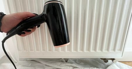 Rozłóż pod kaloryferem i włącz suszarkę. Będzie jak nowy