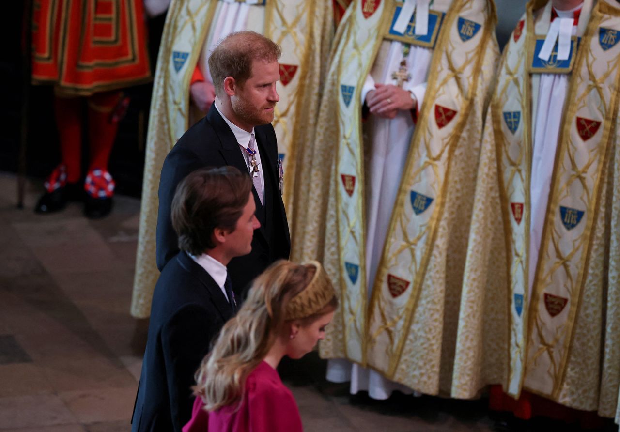 Harry na koronacji ojca. Media zwracają uwagę na "trzeci rząd"