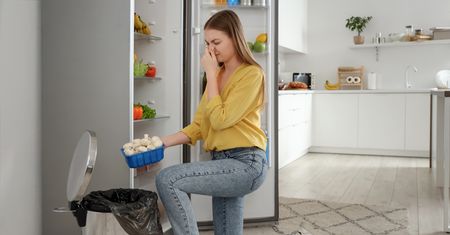 Tak pozbędziesz się brzydkiego zapachu z kosza na śmieci. Sposób z gazetą