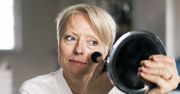 Makijaż kobiety dojrzałej. Ekspertka mówi, na co warto zwrócić uwagę