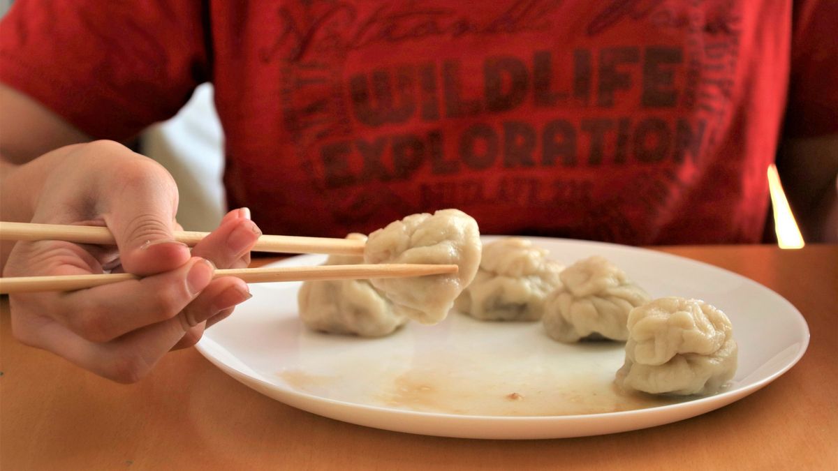 Nauka jedzenia pałeczkami