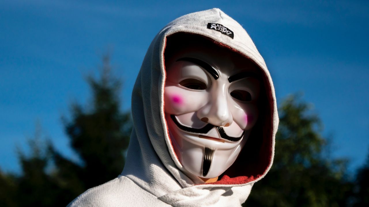 Anonymous nie próżnują. Kolejne ataki na rosyjskie firmy