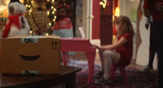 Śpiewające paczki w świątecznej reklamie Amazona