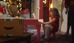 Śpiewające paczki w świątecznej reklamie Amazona