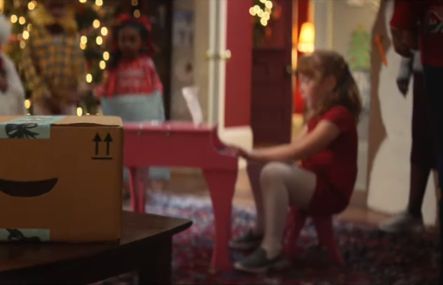 Śpiewające paczki w świątecznej reklamie Amazona