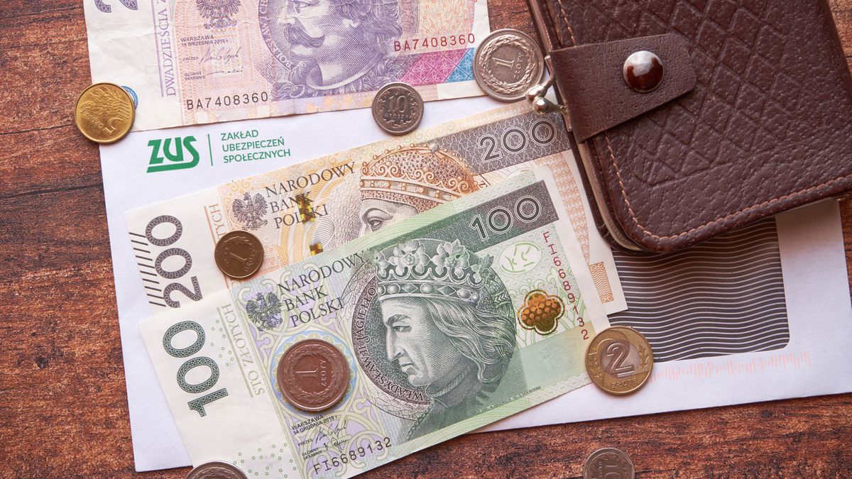 polska, emerytura, renta, zus, waloryzacja, podwyżka, wyrównanie, decyzja, polskie banknoty, banknoty, polskie, banknot, polski, pln, zloty, waluta, polska waluta, polskie monety, monety, moneta, bilon, finanse, gospodarka, biznes, ubezpieczenie, koperta, recesja, nbp, stopy procentowe, podatki, bank, inwestycje, drewniany, nikt, europa