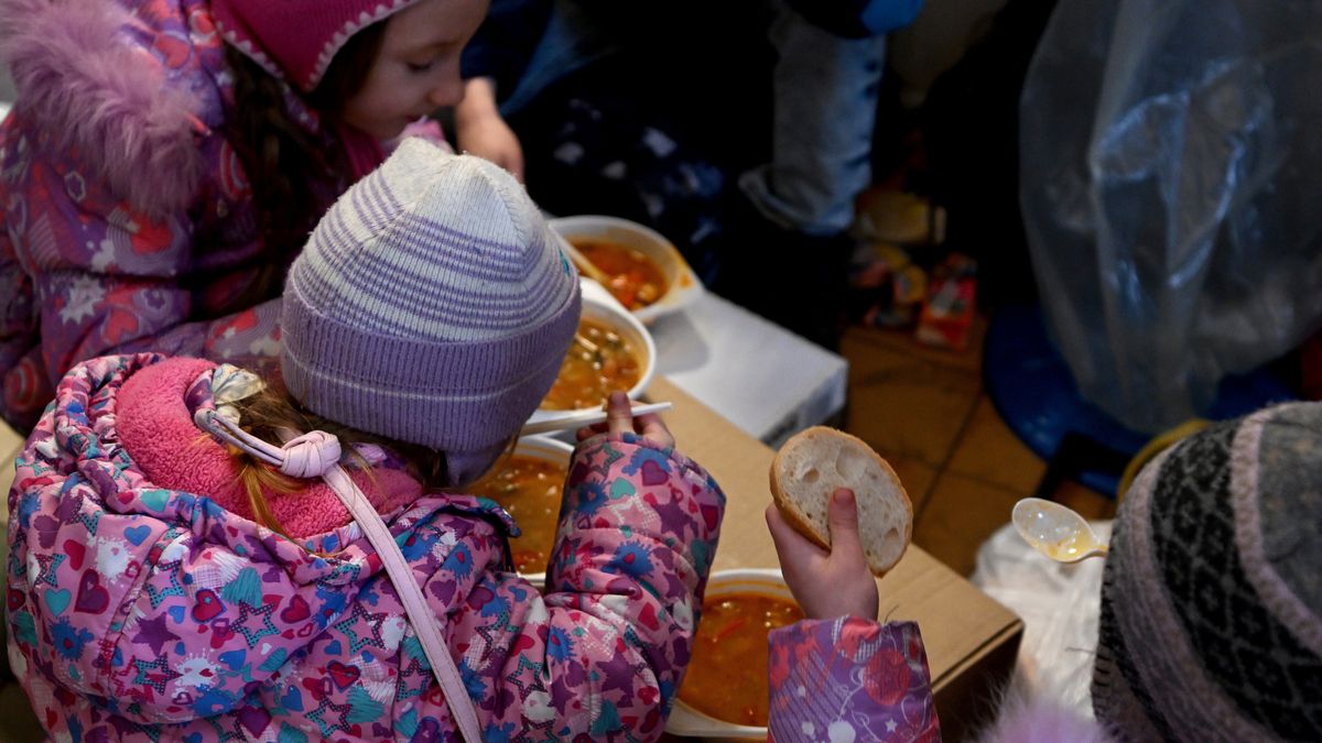 Darek Delmanowiczdworzec, dzieci, dziecko, jedzenie, posi�ek, rosja ukraina, ukraina, ukrainy