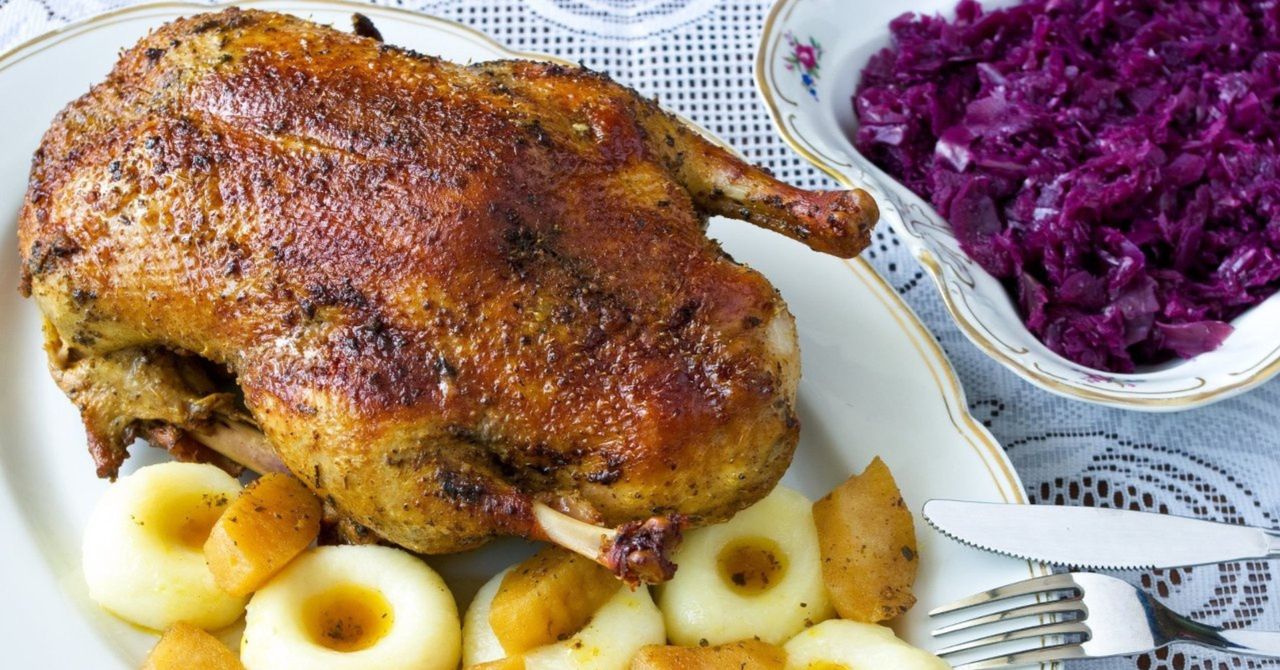 Wyśmienita gęś pieczona na 11 listopada. Tradycyjny przepis na rodzinny obiad. To danie zachwyci smakiem