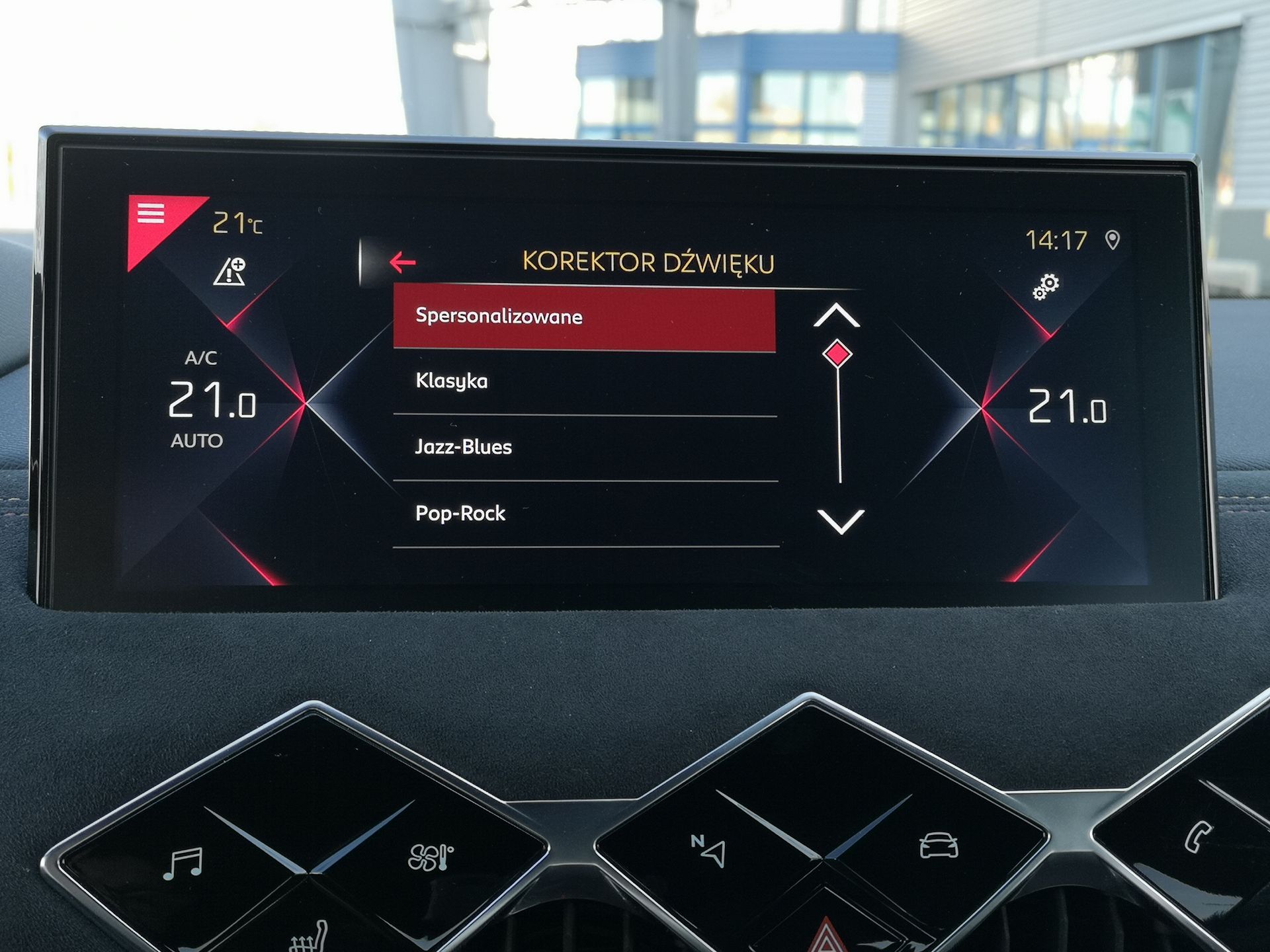 DS 3 Crossback: Rzut oka na system info-rozrywki, systemy wsparcia i bezpieczeństwa 18
