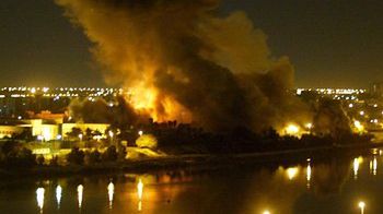 Słup dymu unosi się nad gmachem ministerstwa planowania w Bagdadzie (PAP/EPA)