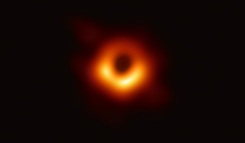 Pierwsze w historii zdjęcie czarnej dziury