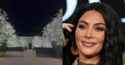 Kim Kardashian pokazała udekorowany dom na święta. Poszła na REKORD? Ilość światełek jest PORAŻAJĄCA (FOTO)