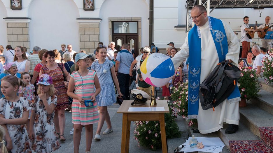 Msza święta dla dzieci z kółek różańcowych podczas Wielkiego Odpustu Tuchowskiego u Redemptorystów, lipiec 2021
