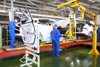 Rosjanie chwalą się fabrykami po zachodnich markach. Nie mówią o jednym problemie