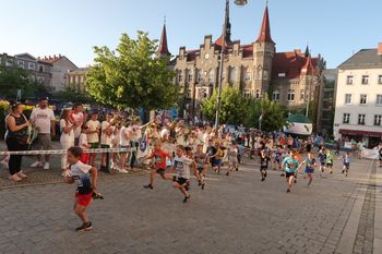 Bieg Nocy Letniej 2025: Starty dzieci i wspaniały doping na trasie. Strefy kibica szkół zachwycają